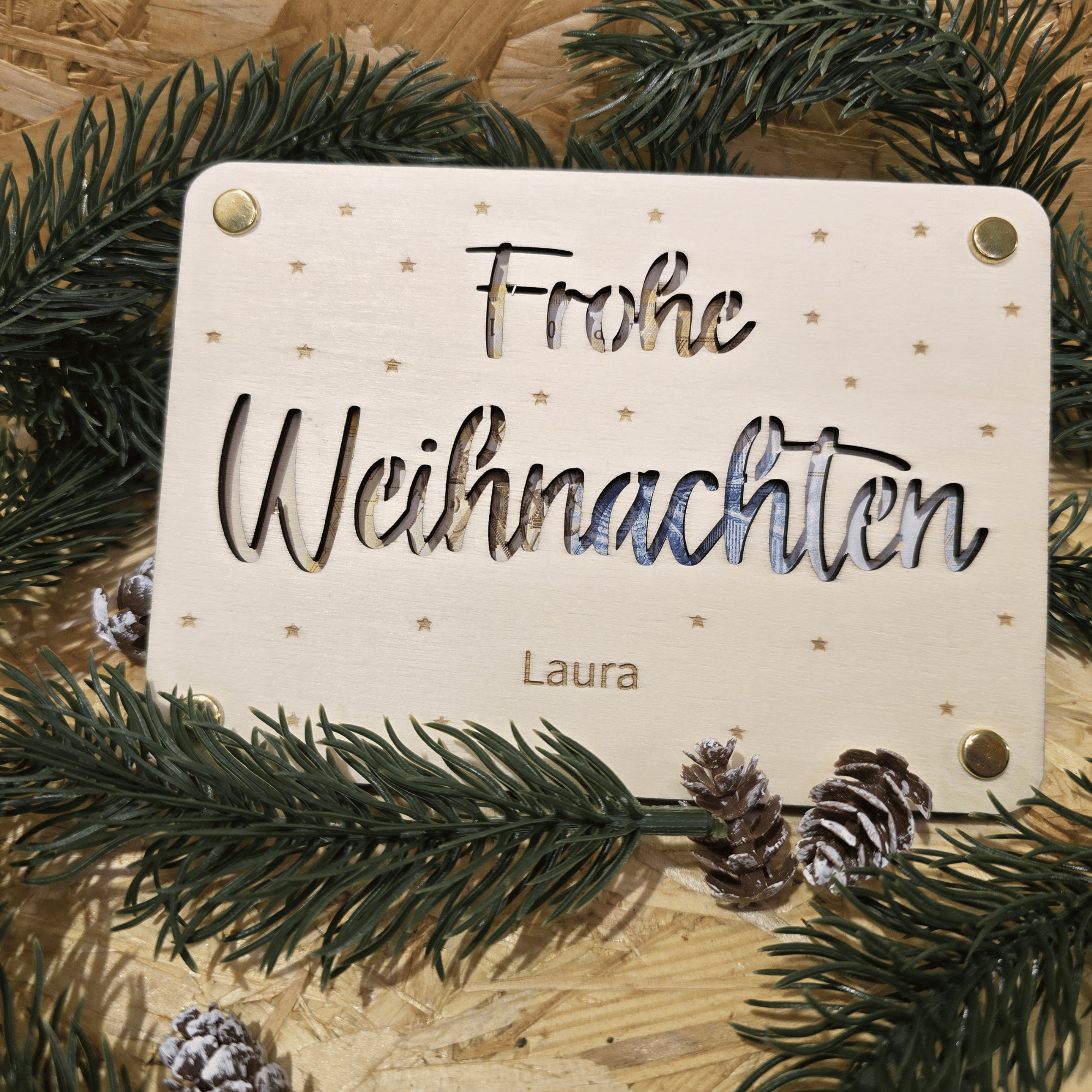Beispiel einer Weihnachts-Geldkarte aus Holz mit personalisiertem Namen