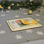 Kreatives Geldgeschenk zu Weihnachten mit Lasergravur auf Holz
