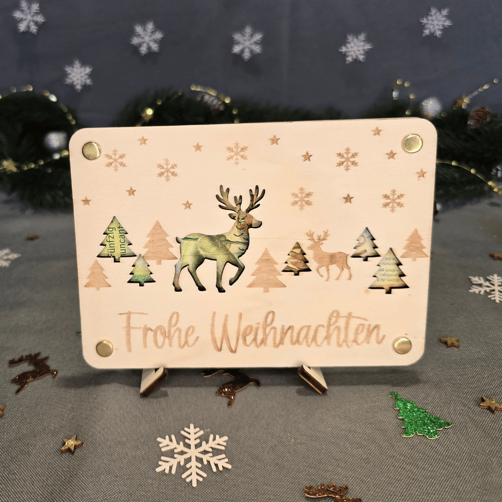 Geldgeschenk zu Weihnachten mit Tannenbäumen, Rentieren und Schneeflocken graviert