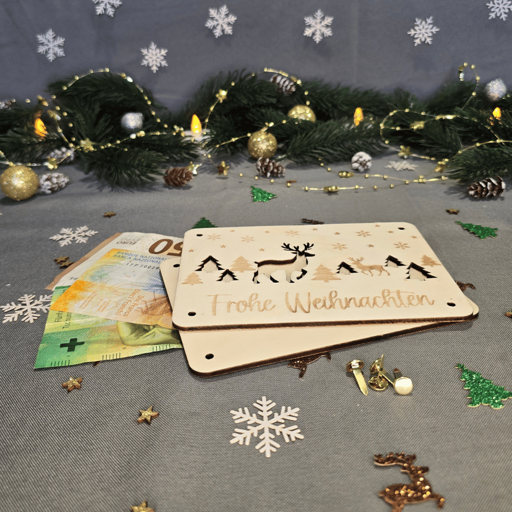 Geld schön verpackt in lasergravierter Holzkarte als kreatives Weihnachtsgeschenk