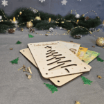 Geldgeschenk-Karte aus Pappelholz zu Weihnachten, liegend mit Geldschein im Sichtfenster