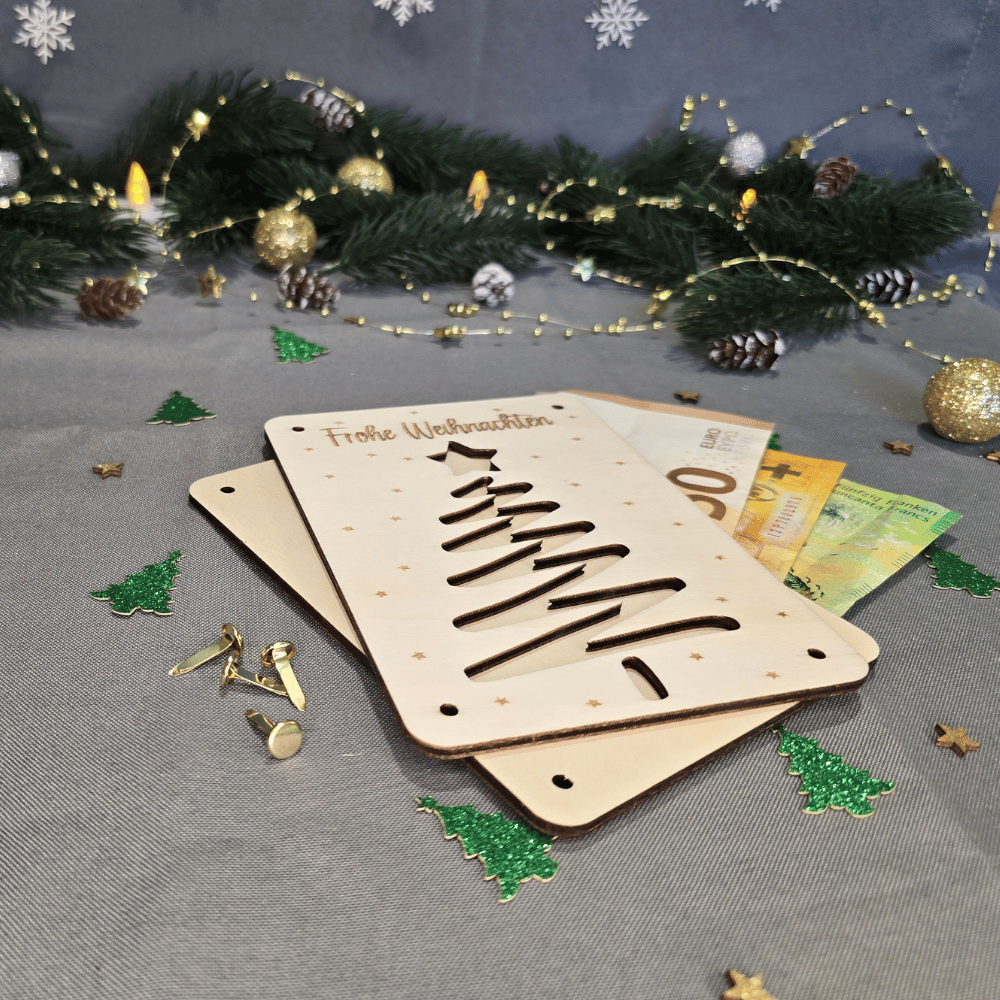 Geldgeschenk-Karte aus Pappelholz zu Weihnachten, liegend mit Geldschein im Sichtfenster