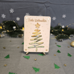 Kreative Geldgeschenk-Verpackung zu Weihnachten mit graviertem Weihnachtsbaum und Sternen