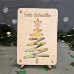 Geldgeschenk zu Weihnachten aus Holz, Postkarten-Format mit Sichtfenster als Weihnachtsbaum