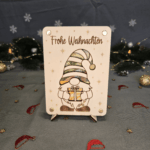 Verpackung für Geldgeschenk zu Weihnachten, liegend mit Geldschein zwischen den Holzplatten