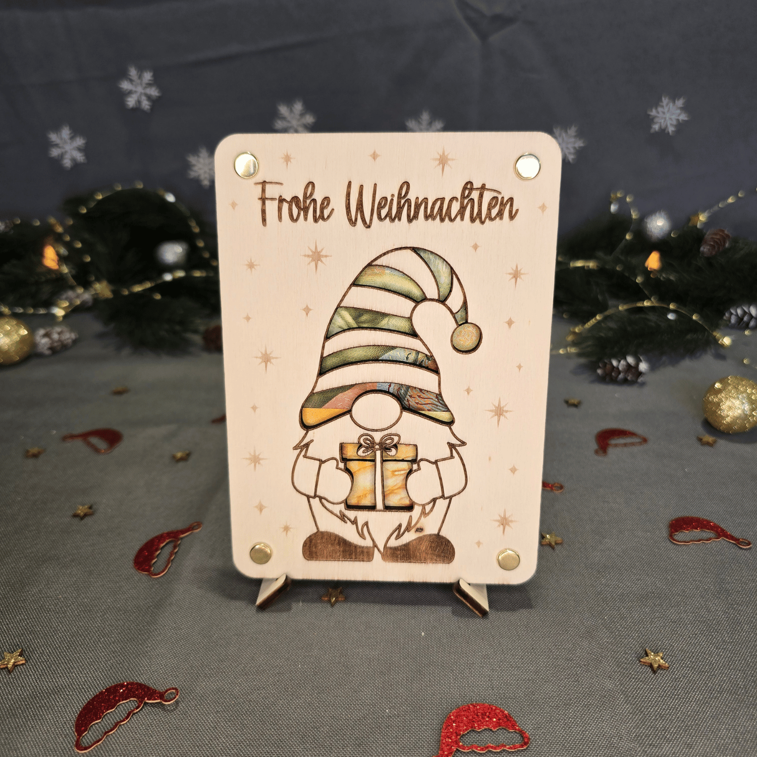 Verpackung für Geldgeschenk zu Weihnachten, liegend mit Geldschein zwischen den Holzplatten