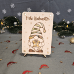 Geld verschenken Weihnachten kreativ verpackt in gravierter Holzkarte mit Weihnachts-Gnom