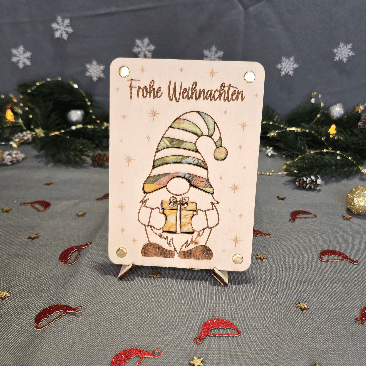 Geld verschenken Weihnachten kreativ verpackt in gravierter Holzkarte mit Weihnachts-Gnom