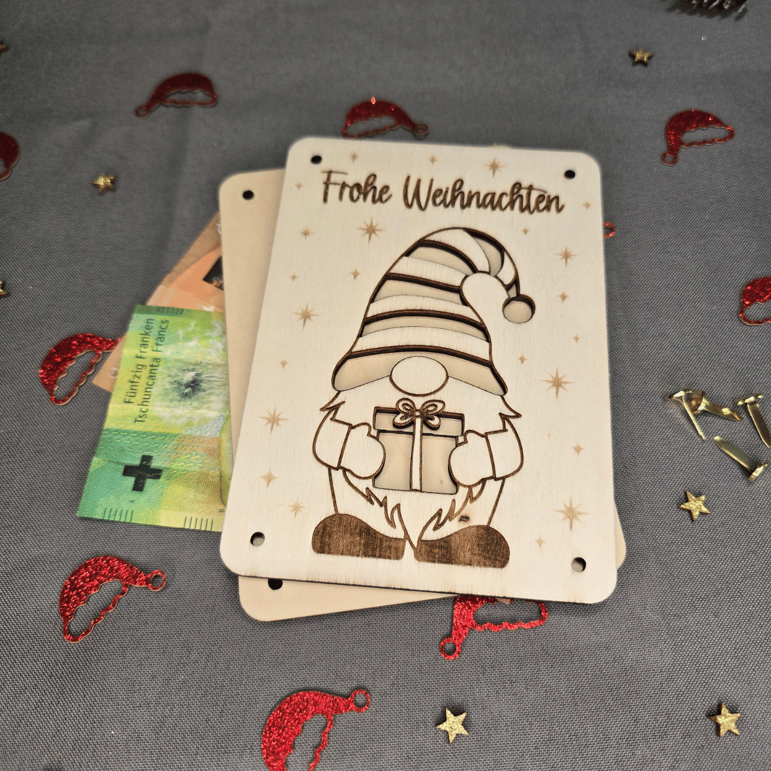 Idee Geldgeschenk Weihnachten: Verpackung für Geldgeschenk aus Pappelholz mit Gnom-Motiv