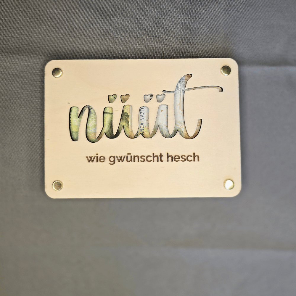 Kreatives Geldgeschenk aus Pappelholz im Postkartenformat mit Schweizerdeutsch-Spruch "Nüüt"