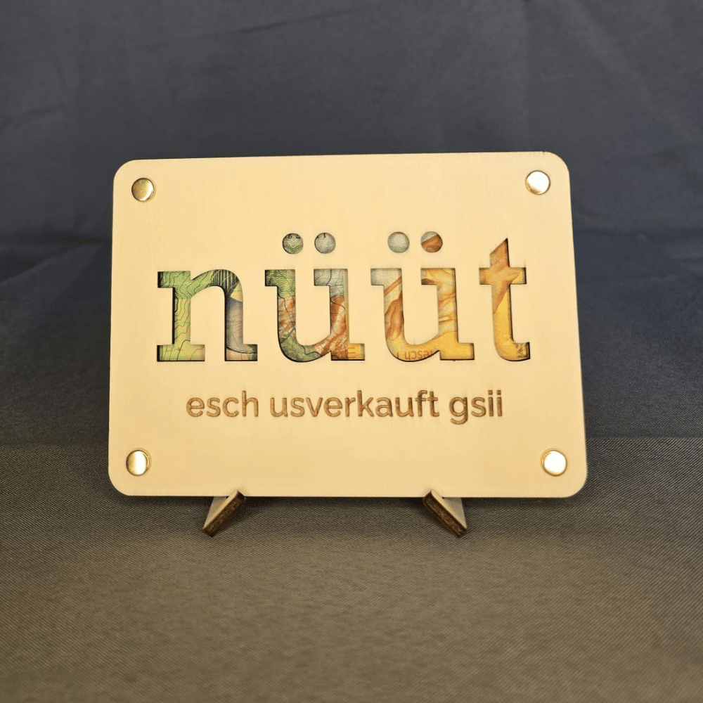 Geld verpacken witzig: Geldgeschenk aus Holz mit Spruch "nüüt - esch usverkauft gsi"