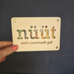 Verpackung Geld witzig: gravierte Holzkarte mit Schweizer Spruch "nüüt - esch usverkauft gsi"