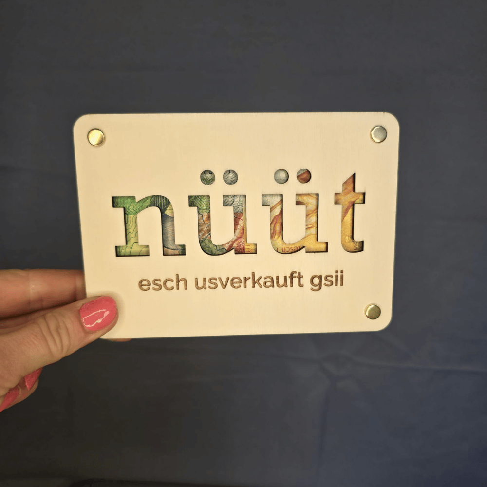 Verpackung Geld witzig: gravierte Holzkarte mit Schweizer Spruch "nüüt - esch usverkauft gsi"