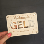 Geldgeschenk mit Euro-Banknoten befüllen: Holzkarte und Befestigungsmaterial im Tütchen