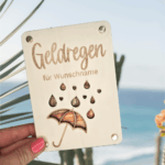 Geldregen Geschenk: Holzkarte "Geldregen für Wunschname" mit Regenschirm-Ausschnitt und Regentropfen