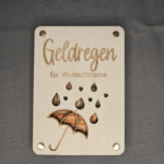 Geld Regen als Geldgeschenk Idee: Holzschild mit ausgeschnittenem Regenschirm und herzförmigen Regentropfen