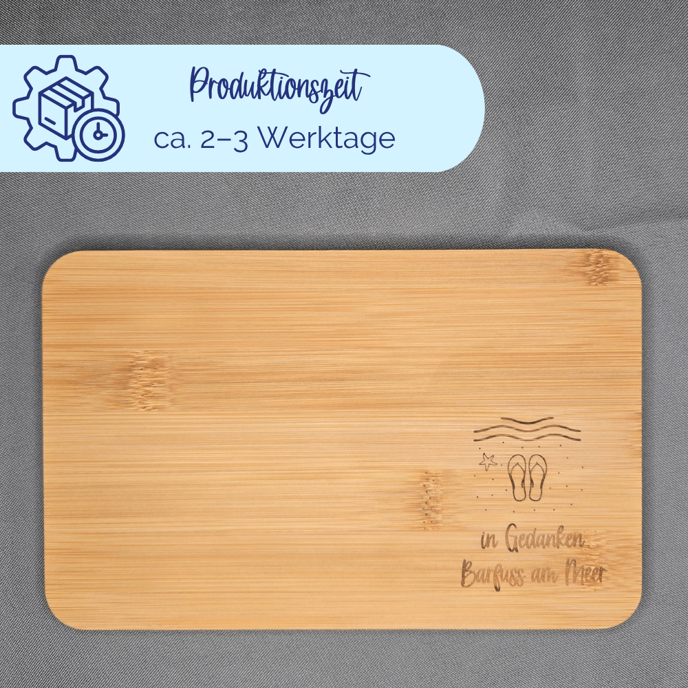 Ganzes Bambus-Frühstücksbrett mit Meer-Motiv und Spruch «in Gedanken Barfuss am Meer» auf grauem Hintergrund, Hinweis Produktionszeit ca. 2–3 Werktage
