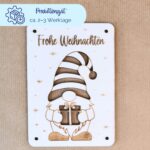 Holzkarte mit graviertem Weihnachts-Gnom und Sternen auf Packpapier, Hinweis Produktionszeit ca. 2–3 Werktage